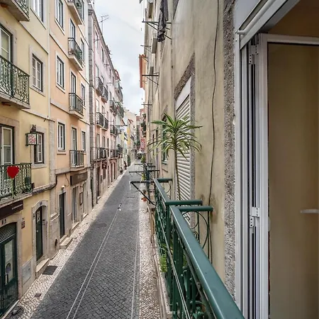 Cozy One Bedroom In Historic Location - Carmo Lägenhet